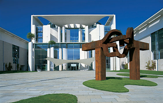 MKG 70 JahreKunstamBau EduardoChillida BundeskanzleramtBerlin 1999 F Monika Fielietz